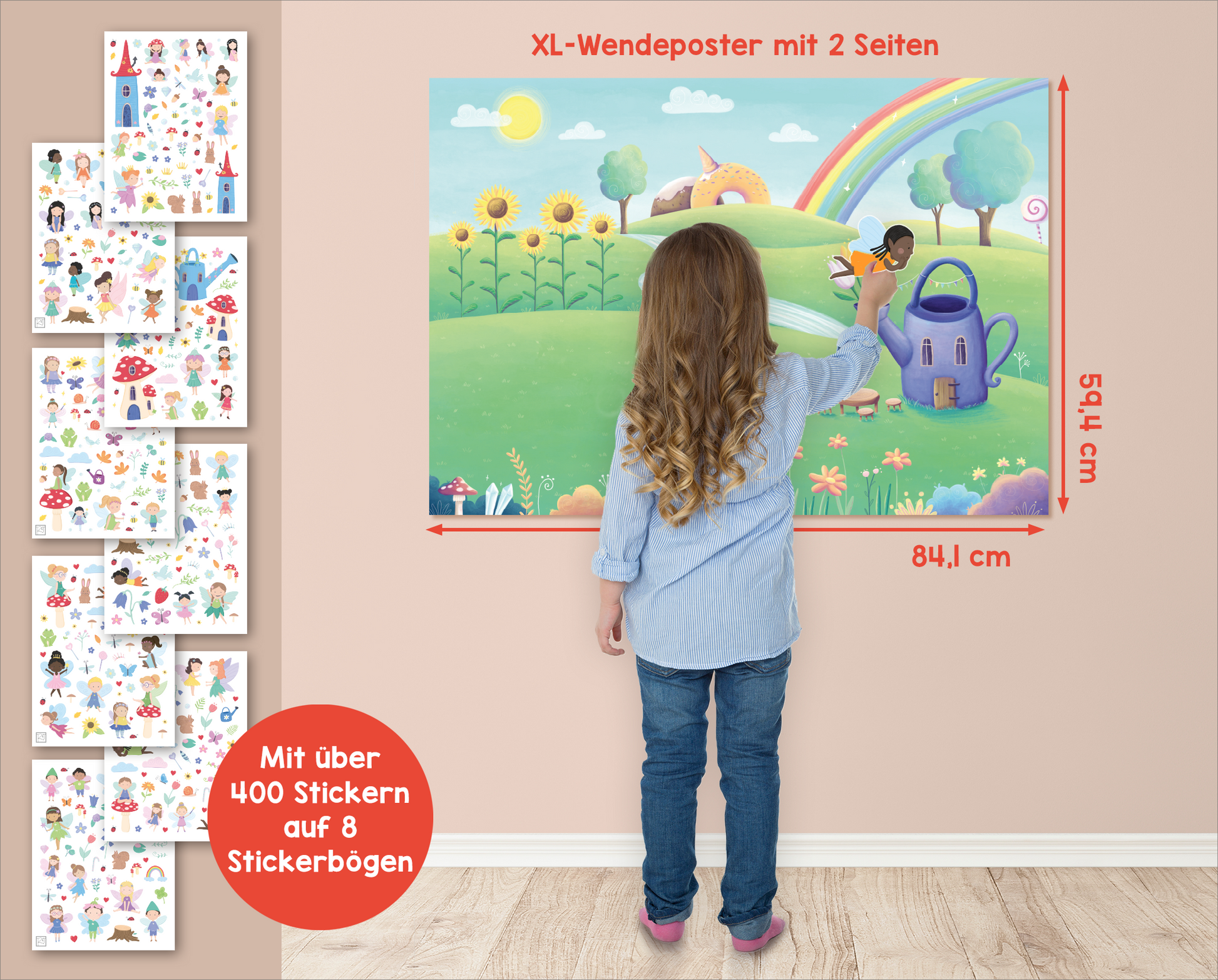 Gezeigt wird eine Innen- oder Zusatzansicht von „Mein XL Sticker-Poster Feen“. Das Bild zeigt das Poster in Aktion. Ein Mädchen mit langen welligen Haaren ist von hinten zu sehen; sie steht vor dem Wendeposter und stickert gerade eine Fee darauf. Das Poster zeigt eine malerische Feenlandschaft mit Sonneblumen und einem Regenbogen. Das Plakat hängt an einer zartrosa Wand und der Boden besteht aus Holz. Links sind in einer Spalte die Stickerbögen abgebildet, die es in dem Heft gibt und ein...