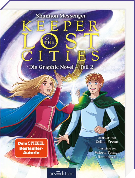Das Buchcover zeigt zwei Jugendliche, die mit bunten Umhängen gekleidet sind. Das Mädchen hält ein goldenes Horn in der Hand. Der Hintergrund ist lila und weiß gehalten und vermittelt eine magische Atmosphäre. Die Titelzeile „KEEPER OF THE LOST CITIES“ ist in großen, goldenen Buchstaben platziert. Der Zusatz „Die Graphic Novel - Teil 2“ steht in kleinerer Schrift darunter. Der Name der Autorin steht ganz oben mittig. Ein „Dein SPIEGEL Bestseller-Autorin“-Button ist unten links...