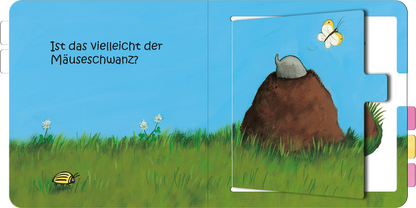 Gezeigt wird eine Innen- oder Zusatzansicht von „Wo bist du, kleine Maus?“. Auf der Seite ist eine fröhliche Wiesenlandschaft abgebildet, die in sanften Grüntönen gehalten ist. In der Mitte erhebt sich ein brauner Maulwurfshügel, darüber fliegt eine gelbe Schmetterling. Links befindet sich eine niedliche Marienkäferillustration. Die Schrift ist klar und kindgerecht, in schwarzem Text auf hellblauem Hintergrund, wobei die Frage „Ist das vielleicht der Mäuseschwanz?“ hervorgehoben...