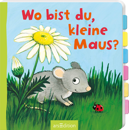 Das Buchcover zeigt eine süße, graue Maus, die auf einer Wiese sitzt, umgeben von grünem Gras und bunten Blumen, darunter eine große, weiße Margerite. Der Titel „Wo bist du, kleine Maus?“ ist in verspielter, roter Schrift oben auf dem Cover platziert. Ein roter Marienkäfer krabbelt neben der Maus. Der Hintergrund ist hellblau und vermittelt eine fröhliche Atmosphäre. Ganz unten mittig steht der Logoschriftzug von arsEdition.