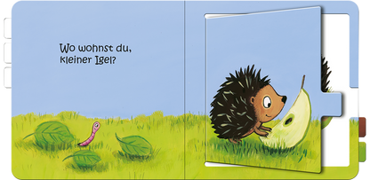 Gezeigt wird eine Innen- oder Zusatzansicht von „Wo wohnst du, kleiner Igel?“. Die Illustration zeigt einen kleinen, braunen Igel, der neugierig eine große, grüne Doppelseite betrachtet. Im Vordergrund befinden sich grüne Blätter und ein rosa Wurm. Der Hintergrund ist in einem freundlichen Himmelblau gehalten. Die Schrift ist in kindgerechter, dicker Typografie in Schwarz, die Frage „Wo wohnst du, kleiner Igel?“ steht links oben. Die Gestaltung ist farbenfroh und ansprechend für...