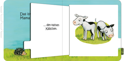 Gezeigt wird eine Innen- oder Zusatzansicht von „Das ist die Mama von …“. Auf der linken Seite steht der Satz „… den kleinen Kälbchen“ in klarer, gut lesbarer Schrift. Die rechte Seite zeigt zwei niedliche Kälbchen, eines mit schwarzen Flecken und eines ganz in Weiß, die auf grünem Gras stehen. Im Hintergrund ist ein himmelblauer Himmel zu sehen. Ein kleiner Igel ist am linken Rand abgebildet, der dem Geschehen zuschaut.