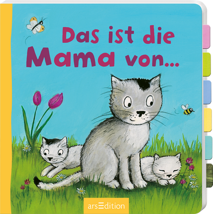 Das Cover zeigt eine liebevoll illustrierte Szene mit einer grauen Katze, die sanft zwischen zwei weißen Kätzchen sitzt. Im Hintergrund blühen pinke Tulpen, und Schmetterlinge sowie Bienen fliegen umher, was eine fröhliche, einladende Atmosphäre schafft. Der Titel „Das ist die Mama von…“ ist in großen, pinken Buchstaben geschrieben. Oben rechts ist ein kleiner „SPIEGEL Bestseller“-Button zu erkennen. Ganz unten mittig steht der Logoschriftzug von arsEdition.