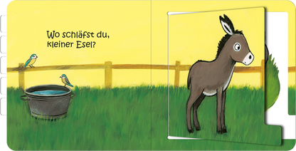 Gezeigt wird eine Innen- oder Zusatzansicht von „Wo schläfst du, kleiner Esel?“. Die Seite zeigt einen kleinen Esel, der auf einer grünen Wiese steht, umgeben von einem Zaun. Links befindet sich ein Eimer mit Wasser. Die Farben sind lebhaft und warm, mit Gelb- und Grüntönen, die eine einladende Atmosphäre schaffen. Die Typografie ist freundlich und kindgerecht, wobei der Titel in verspieltem Schriftstil hervorgehoben ist.