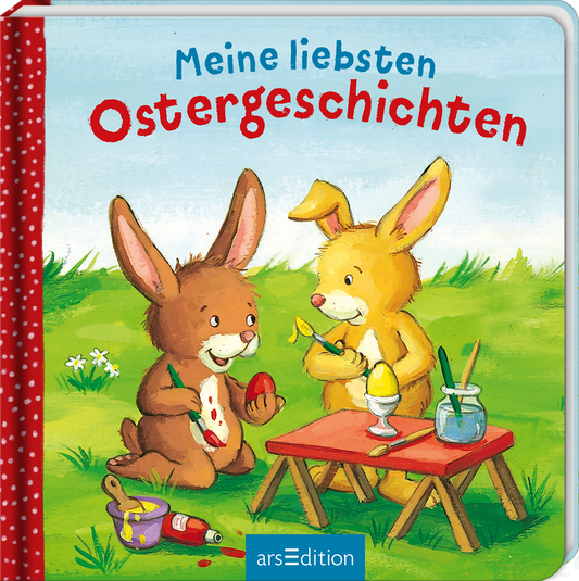Auf dem Cover sind zwei niedliche, freundlich wirkende Hasen abgebildet, die fröhlich Ostereier bemalen. Der Hase links hat ein braunes Fell und hält ein rot bemaltes Ei, während der gelbe Hase rechts ein gefärbtes Ei auf einem Tisch platziert. Die Farben sind hell und freundlich, mit viel Grün im Hintergrund. Der Titel „Meine liebsten Ostergeschichten“ erscheint in leuchtendem Rot und blauer Schrift. Ganz oben mittig steht der Logoschriftzug von arsEdition.
