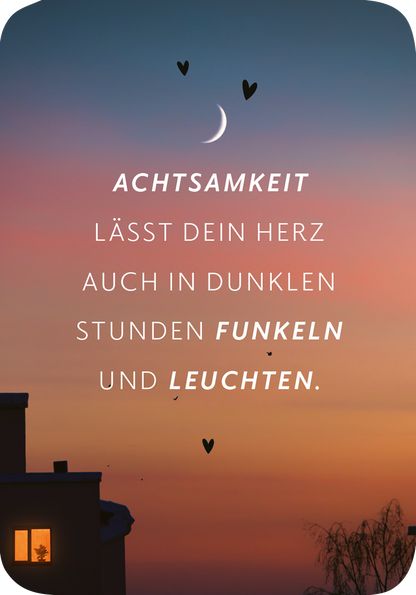Gezeigt wird eine Innen- oder Zusatzansicht von „Mini-Coach. Willkommen, Achtsamkeit!“. Der Hintergrund zeigt einen sanften Farbverlauf in Pastellblau und -lila, während der Text in klarer, weißer Schrift verfasst ist. Die zentrale Botschaft „ACHTSAMKEIT LÄSST DEIN HERZ AUCH IN DUNKLEN STUNDEN FUNKELN UND LEUCHTEN“ ist in verschiedenen Schriftgrößen gestalten, wobei „ACHTSAMKEIT“ hervorgehoben ist. Symbolische Herzen und ein leichter Mond ergänzen die inspirierende Atmosphäre.