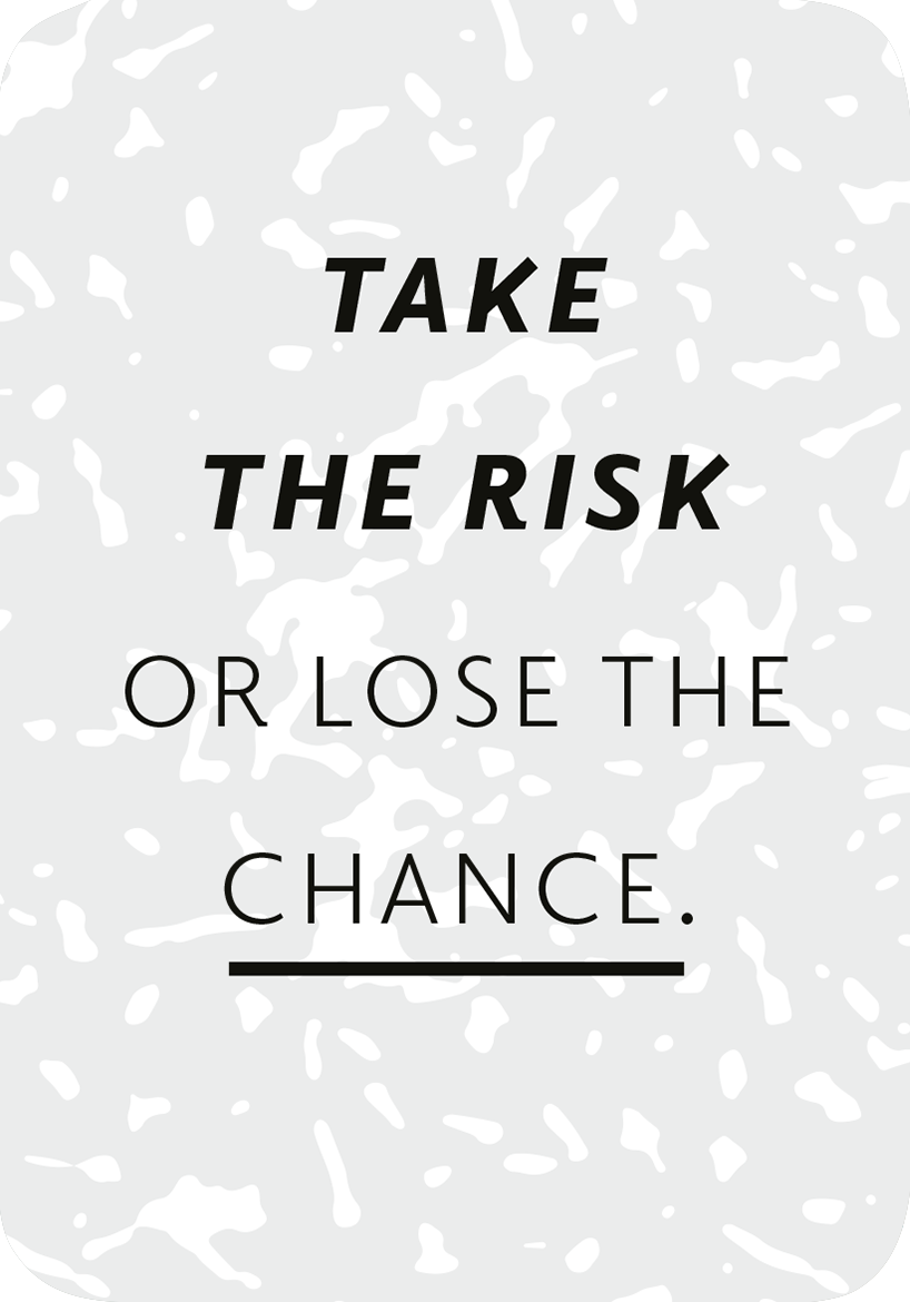 Gezeigt wird eine Innen- oder Zusatzansicht von „Mini-Coach. Hello, neuer Mut!“. Die Darstellung kombiniert eine helle, graue Hintergrundfarbe mit einem strukturierten Design. Der Text „TAKE THE RISK“ erscheint in kräftiger, schwarzer Schriftart, gefolgt von „OR LOSE THE CHANCE“ in größerer, ebenfalls schwarzer Schrift. Eine schlichte, schwarze Linie unter dem Satz rundet das Layout ab und betont die zentrale Botschaft des Motivs.