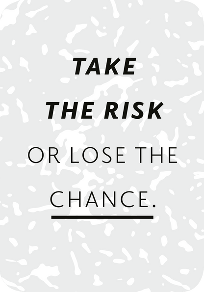 Gezeigt wird eine Innen- oder Zusatzansicht von „Mini-Coach. Hello, neuer Mut!“. Die Darstellung kombiniert eine helle, graue Hintergrundfarbe mit einem strukturierten Design. Der Text „TAKE THE RISK“ erscheint in kräftiger, schwarzer Schriftart, gefolgt von „OR LOSE THE CHANCE“ in größerer, ebenfalls schwarzer Schrift. Eine schlichte, schwarze Linie unter dem Satz rundet das Layout ab und betont die zentrale Botschaft des Motivs.