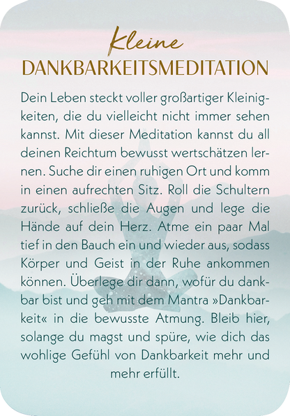 Gezeigt wird eine Innen- oder Zusatzansicht von „Meditations-Mantras“. Der Hintergrund in sanften Farbverläufen von Blau und Rosa schafft eine beruhigende Atmosphäre. Der Titel „Kleine Dankbarkeitsmeditation“ ist in eleganter, goldener Schrift oben platziert. Der Text in einer klaren, leserlichen Schriftart vermittelt Anleitungen zur Meditation und Dankbarkeit, während die sanften Farben und der harmonische Layoutstil einladend und inspirierend wirken.