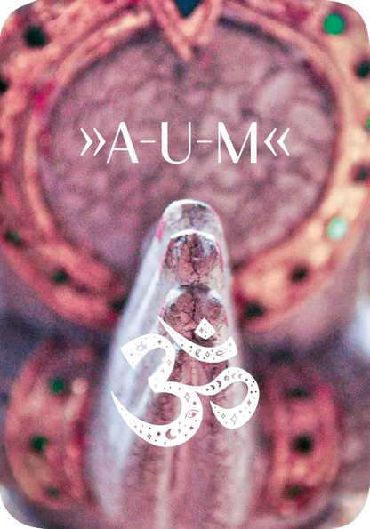Gezeigt wird eine Innen- oder Zusatzansicht von „Meditations-Mantras“. Im Vordergrund ist das symbolische Mantra „A-U-M“ in geschwungener, filigraner Schrift dargestellt. Darunter befindet sich das Symbol „ॐ“ in sanften, weißen Linien. Der Hintergrund zeigt eine Statue mit goldenen Verzierungen und einer texturierten, erdigen Farbe, die eine ruhige, spirituelle Atmosphäre schafft. Die Schriftarten sind klar und harmonisch gestaltet, unterstrichen von einer entspannten...