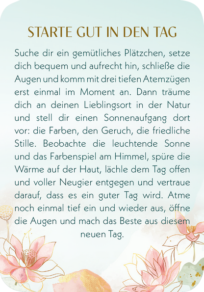 Gezeigt wird eine Innen- oder Zusatzansicht von „Meditations-Mantras“. Der Hintergrund ist in sanften Pastelltönen gehalten, überwiegend in einem hellen Aquagrün. Die typografische Gestaltung besticht durch elegante, goldfarbene Schriftzüge, die auf eine positive Tagesgestaltung hinweisen. Umrahmt wird der Text von zarten, blühenden Blumenillustrationen in Rosa und Pfirsichtönen, die eine beruhigende und harmonische Atmosphäre schaffen. Der gesamte Look lädt zur inneren Einkehr und...
