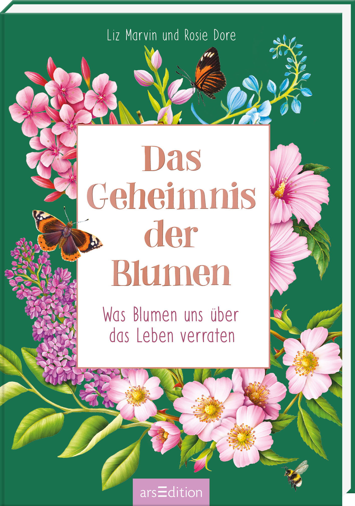 Auf einem tiefgrünen Hintergrund blühen zahlreiche farbenfrohe Blumen in sanften Rosa- und Lilatönen. Schmetterlinge in warmen Orange- und Brauntönen umschwirren die florale Komposition. In der Mitte des Covers befindet sich ein weißes Rechteck mit der Titelinschrift „Das Geheimnis der Blumen“ in eleganter, geschwungener Typografie. Unterhalb steht der Untertitel „Was Blumen uns über das Leben verraten“ in schlichter Schrift. Ganz unten mittig steht der Logoschriftzug von...