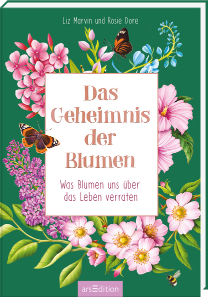 Auf einem tiefgrünen Hintergrund blühen zahlreiche farbenfrohe Blumen in sanften Rosa- und Lilatönen. Schmetterlinge in warmen Orange- und Brauntönen umschwirren die florale Komposition. In der Mitte des Covers befindet sich ein weißes Rechteck mit der Titelinschrift „Das Geheimnis der Blumen“ in eleganter, geschwungener Typografie. Unterhalb steht der Untertitel „Was Blumen uns über das Leben verraten“ in schlichter Schrift. Ganz unten mittig steht der Logoschriftzug von...