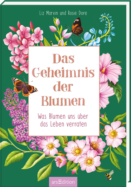 Auf einem tiefgrünen Hintergrund blühen zahlreiche farbenfrohe Blumen in sanften Rosa- und Lilatönen. Schmetterlinge in warmen Orange- und Brauntönen umschwirren die florale Komposition. In der Mitte des Covers befindet sich ein weißes Rechteck mit der Titelinschrift „Das Geheimnis der Blumen“ in eleganter, geschwungener Typografie. Unterhalb steht der Untertitel „Was Blumen uns über das Leben verraten“ in schlichter Schrift. Ganz unten mittig steht der Logoschriftzug von...