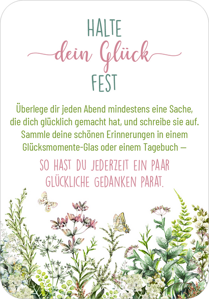 Gezeigt wird eine Innen- oder Zusatzansicht von „Sonne im Herzen“. Der Text ist in verspielter Schriftart angeordnet und kombiniert sanfte Pink- und Grüntöne. Oben steht „HALTE“ in Großbuchstaben, gefolgt von „dein Glück“ in eleganter, geschwungener Schrift und dem Wort „FEST“ in gleicher Schriftart. Darunter befindet sich eine einladende Beschreibung, die in Grüntönen gehalten ist. Am unteren Rand ergänzen handillustrierte florale Elemente die Gestaltung, die eine...