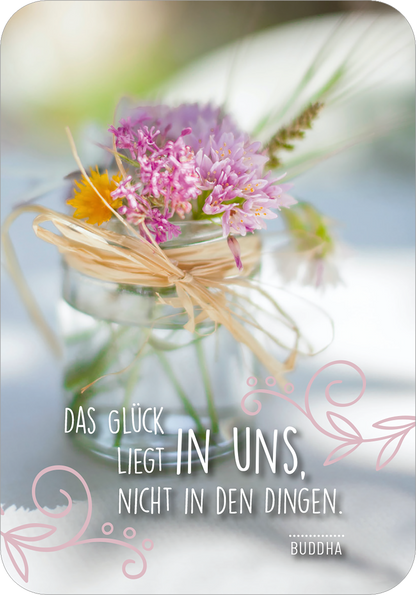 Gezeigt wird eine Innen- oder Zusatzansicht von „Sonne im Herzen“. Die Darstellung zeigt ein Glasgefäß, gefüllt mit bunten Blumen, darunter pinkfarbene Klee- und gelbe Blüten. Eine natürliche Juteschnur umschlingt das Glas. Im Vordergrund steht der Text „DAS GLÜCK LIEGT IN UNS, NICHT IN DEN DINGEN.“ in einer gut lesbaren, modernen Schriftart in Weiß. Die sanften Farben und die floralen Elemente schaffen eine harmonische und einladende Atmosphäre.