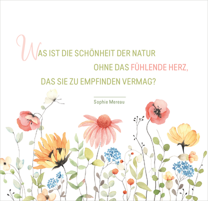 Gezeigt wird eine Innen- oder Zusatzansicht von „Gartenluft und Blumenduft“. Der Hintergrund ist hell und neutral, während ein florales Arrangement in sanften Farben wie Rosa, Gelb und Grün abgebildet ist. Der Haupttext beginnt mit einem großen, schwungvollen „W“ in zartem Rosa und wird in einer eleganten Serifenschrift in Dunkelgrün fortgeführt. Unter dem Zitat steht der Name „Sophie Mereau“ in einer schlichten, kleinen Schriftart.