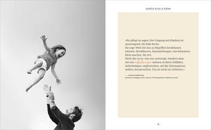 Gezeigt wird eine Innen- oder Zusatzansicht von „Vom Glück, Papa zu sein“. Die Seite zeigt einen schwarz-weißen Fotodruck eines Vaters, der ein Kind hochwirft, umgeben von viel Freiraum. Rechts befindet sich ein Zitat in sanften Erdtönen, in einer modernen Serifenschrift, die Lesbarkeit unterstützt. Die Gesamtkomposition vermittelt ein Gefühl von Leichtigkeit und Freude, während der klare Aufbau den Fokus auf die emotionalen Momente zwischen Vater und Kind lenkt.