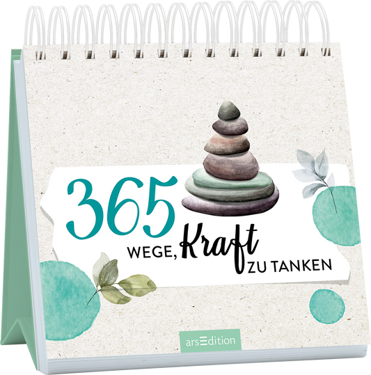 Das Buchcover zeigt einen Kalender mit einem kräftigen Steinstapel in der Mitte, der Stabilität und Ruhe symbolisiert. Die Schrift „365 Wege, Kraft zu tanken“ kombiniert eine elegante Serifenschrift mit einer modernen, handschriftlichen Typografie, wobei „Kraft“ in Schwarz hervorgehoben ist. Die Farbpalette umfasst sanfte Grüntöne und eine beige Hintergrundtextur, die für eine beruhigende Atmosphäre sorgt. Links und rechts sind feine, elegante Blätter und aquarellierte Kreise...