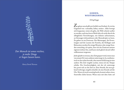 Gezeigt wird eine Innen- oder Zusatzansicht von „Die kleine Bibliothek der positiven Gefühle: Gelassenheit“. Die linke Seite zeigt einen tiefblauen Hintergrund mit einer zarten Illustration einer Pflanze in hellem Blau. Darunter befindet sich ein Zitat von Henry David Thoreau in weißer Schrift. Die rechte Seite präsentiert den Titel „GEHEN. WEITERGEHEN.“ in einer großen, auffälligen Schriftart und die fortlaufende Textpassage in einer gut lesbaren Serifenschrift. Das Gesamtbild...