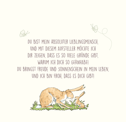 Gezeigt wird eine Innen- oder Zusatzansicht von „Weißt du eigentlich, wie lieb ich dich hab? 99 Gründe, warum ich dich so lieb habe“. Die Darstellung zeigt eine sanfte, pastellfarbene Hintergrundfläche. In der Mitte befindet sich eine illustration von zwei Hasen, die eine liebevolle Beziehung symbolisieren. Darüber befindet sich ein poetischer Text in freundlicher, verspielter Schriftart, der die Botschaft der Zuneigung und Freude vermittelt. Schmetterlinge und geschwungene Linien...