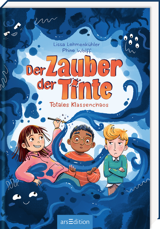 Das Buchcover zeigt drei Kinder in lebhaften Farben. Die zentrale Figur mit braunen, langen Haaren hält einen Pinsel und schaut neugierig. Neben ihr steht ein Junge mit einem kurzen, dunklen Haar und einem überraschtem Gesichtsausdruck. Der dritte Junge hat blonden, lockigen Haar und sieht skeptisch aus. Der Hintergrund in verschiedenen Blautönen vermittelt eine mystische Atmosphäre, während der Titel „Der Zauber der Tinte“ in großen, orangefarbenen Buchstaben hervorsticht. Darunter...