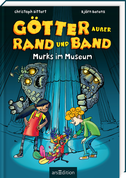 Das Buchcover zeigt drei fröhliche Kinder, die vor einer beeindruckenden Säulenarchitektur stehen. Links ist ein Junge mit einem roten Shirt und einem blauen Rucksack zu sehen, während ein Mädchen in einem bunten Outfit und einem bezaubernden Vogel daneben steht. Rechts ist ein weiterer Junge mit gelocktem, orangefarbenem Haar abgebildet. Im Hintergrund sind mysteriöse, antike Skulpturen dargestellt. Der Titel „GÖTTER auBer RAND und BAND“ ist in auffälliger, gelber Schrift gestaltet,...