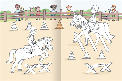 Gezeigt wird eine Innen- oder Zusatzansicht von „Mein großes buntes Malbuch – Pferde und Ponys“. Die Illustration zeigt eine Reitszene mit zwei Kindern auf Pferden, die über Hindernisse springen. Die Umgebung ist hell und freundlich gestaltet, mit einer grünen Wiese und einem Holzzaun im Hintergrund. Die Figuren sind einfach und klar gezeichnet, mit einem spielerischen Ausdruck. Die Hauptfarben sind sanft und pastellig, und die Typografie ist kindgerecht und gut lesbar.
