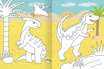 Gezeigt wird eine Innen- oder Zusatzansicht von „Mein großes buntes Malbuch – Dinosaurier“. Auf der Doppelseite sind zwei verschiedene Dinosaurier in Umrisszeichnungen abgebildet, umgeben von vulkanischer Landschaft. Links steht ein freundlicher, zweibeiniger Dinosaurier mit geschwungenen Linien und einer einfachen schattierten Textur. Rechts präsentiert sich ein massiver Dinosaurier mit großen Augen und einem breiten Lächeln, umrahmt von Palmen und einem hellblauen Himmel. Die...