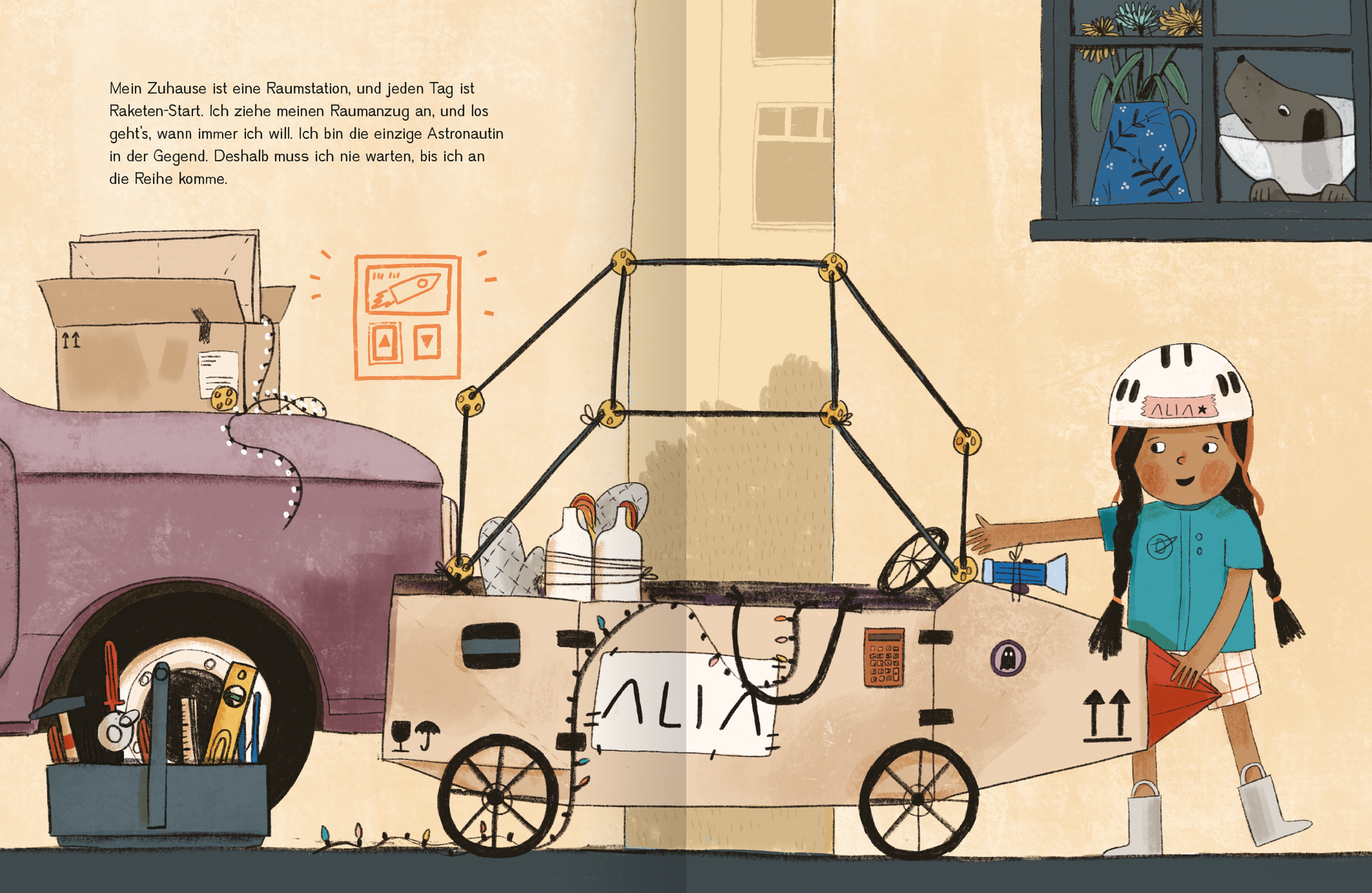 Gezeigt wird eine Innen- oder Zusatzansicht von „Alia Astronautin - Mission Freundschaft“. Die Illustration zeigt ein lebhaftes, urbanes Szenario mit einer kleinen, abenteuerlustigen Protagonistin. Sie steht neben einem kreativen Fahrzeug, das aus Karton und verschiedenen Materialien besteht. Die Farben sind freundlich und heiter, überwiegend in sanften Pastelltönen. Die Schriftzüge sind klar und kindgerecht gestaltet, um die Neugier anzuzeigen. Im Hintergrund sind Details wie Fenster...