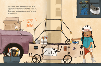 Gezeigt wird eine Innen- oder Zusatzansicht von „Alia Astronautin - Mission Freundschaft“. Die Illustration zeigt ein lebhaftes, urbanes Szenario mit einer kleinen, abenteuerlustigen Protagonistin. Sie steht neben einem kreativen Fahrzeug, das aus Karton und verschiedenen Materialien besteht. Die Farben sind freundlich und heiter, überwiegend in sanften Pastelltönen. Die Schriftzüge sind klar und kindgerecht gestaltet, um die Neugier anzuzeigen. Im Hintergrund sind Details wie Fenster...