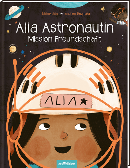 Auf dem Buchcover von „Alia Astronautin: Mission Freundschaft“ sieht man ein fröhliches Mädchen mit einem Astronautenhelm, das nach oben schaut. Der Helm hat eine markante „ALIAS“-Schrift und ist in sanften Farben gehalten. Der Hintergrund ist dunkel und voller Sterne sowie Planeten, was eine wunderbare Weltraumatmosphäre schafft. Oben stehen die Namen der Autorinnen, Mahak Jain und Andrea Stegmaier. In der oberen rechten Ecke befindet sich ein SPIEGEL-Bestseller-Button mit dem Text...