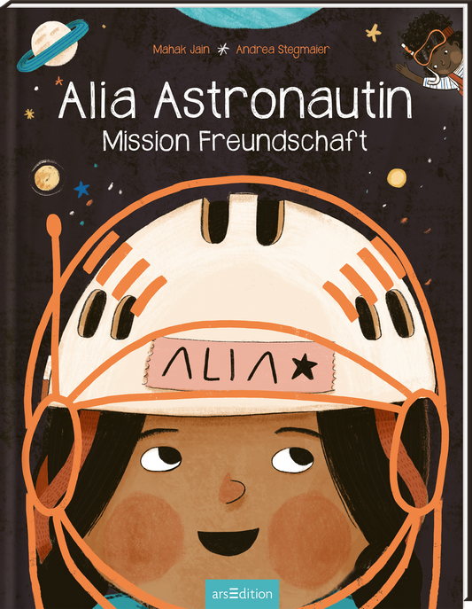 Auf dem Buchcover von „Alia Astronautin: Mission Freundschaft“ sieht man ein fröhliches Mädchen mit einem Astronautenhelm, das nach oben schaut. Der Helm hat eine markante „ALIAS“-Schrift und ist in sanften Farben gehalten. Der Hintergrund ist dunkel und voller Sterne sowie Planeten, was eine wunderbare Weltraumatmosphäre schafft. Oben stehen die Namen der Autorinnen, Mahak Jain und Andrea Stegmaier. In der oberen rechten Ecke befindet sich ein SPIEGEL-Bestseller-Button mit dem Text...