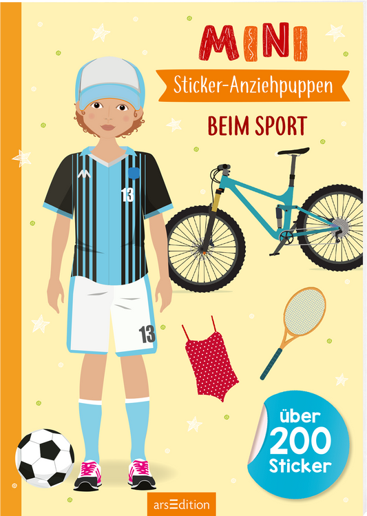 Das Buchcover zeigt ein sportliches Mädchen mit braunen Locken, das ein gestreiftes Fußballtrikot in Blau und Schwarz trägt, ergänzt durch eine weiße Short. Neben ihr sind verschiedene Sportutensilien abgebildet: ein Fußball, ein Fahrrad, ein Badeanzug und ein Tennisschläger. Der Titel „MINI Sticker-Anziehpuppen BEIM SPORT“ ist farbenfroh, mit einer orangefarbenen Banner-Element. Unten rechts befindet sich der Hinweis „über 200 Sticker“. Ganz unten mittig steht der...