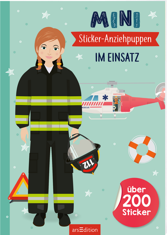 Das Buchcover zeigt eine graugrüne Hintergrundfarbe mit weißen Sternen und Punkten. Im Vordergrund steht ein Mädchen in Einsatzkleidung mit gelb strahlenden Reflektoren. Sie hält einen Feuerwehrhelm in der Hand. Über ihr prangt der Titel „MINI Sticker-Anziehpuppen IM EINSATZ“ in bunten Buchstaben. Ein Rettungshubschrauber und weitere Einsatzsymbole sind im Hintergrund abgebildet. Unten rechts ist ein Button mit dem Text „über 200 Sticker“ enthalten. Ganz unten mittig steht der...