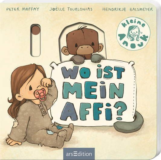Auf dem Cover ist ein niedliches, illustratives Design in sanften Farben zu erkennen. Ein kleines Kind mit Schnuller und braunen Haaren sitzt links, während ein lustiger Affe oberhalb auf einem Schild sitzt, auf dem in großen blauen Buchstaben „wo ist MEIN Affi?“ steht. Oben rechts im Eck steht der Titel „kleine Anouk“ in einem kreisförmigen Logo. Ganz unten mittig steht der Logoschriftzug von arsEdition.
