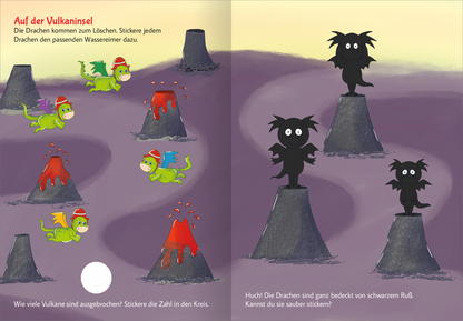 Gezeigt wird eine Innen- oder Zusatzansicht von „Stickern und Rätseln – Drachen“. Die Illustration zeigt bunte, niedliche Drachen, die um Vulkane herumfliegen. Die Drachen sind in unterschiedlichen Farben, darunter Grün und Schwarz, und tragen kleine Hüte. Auf der linken Seite stehen zwei Vulkane mit sprudelnder Lava, während auf der rechten Seite schwarze Drachen auf den Vulkanen sitzen. Die Hintergrundfarbe ist ein sanftes lila, und die Schrift ist klar und freundlich gestaltet.