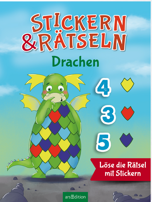 Auf dem Buchcover „STICKERN &amp; RÄTSELN – Drachen“ ist ein fröhlicher, grüner Drache mit gelben Ohren und einer bunten, schuppenförmigen Kleidung zu sehen. Der Drache hält nachdenklich eine Hand vor den Mund. Im Hintergrund erstreckt sich ein klarer, blauer Himmel. Über dem Drachen steht der Titel in roten, kräftigen Buchstaben. Auf der rechten Seite sind die Zahlen 4, 3 und 5 in bunten, einfachen Formen abgebildet. Ganz unten mittig steht der Logoschriftzug von arsEdition.