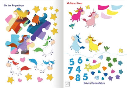 Gezeigt wird eine Innen- oder Zusatzansicht von „Stickern und Rätseln – Einhörner“. Die Seite präsentiert farbenfrohe Illustrationen mit verschiedenen Einhörnern in Pink, Blau und Lila, umgeben von Sternen, Herzen und geometrischen Formen. Auf der linken Seite sind Puzzlestücke sowie freundliche Einhörner zu sehen, während die rechte Seite ein nummeriertes Puzzle mit bunten Figuren und farblich abgestimmten Elementen zeigt. Die Schrift ist klar und verspielt, passend zum Erlebnis...