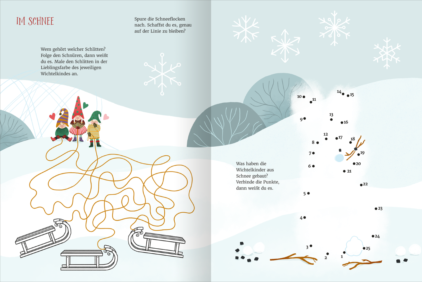 Gezeigt wird eine Innen- oder Zusatzansicht von „Mein erstes Wichtel-Mitmachbuch“. Die Seite ist in sanften Blau- und Weißtönen gehalten, mit winterlichen Motiven wie Schneeflocken und einem verschneiten Hintergrund. Abgebildet sind zwei Wichtel, die lebhaft in die Szene eingebunden sind. Eine gewundene Linie lädt dazu ein, den Spuren zu folgen. Dazu ergänzen Zeichnungen von Schlitten. Die freundliche, verspielte Typografie wirkt einladend und kindgerecht.
