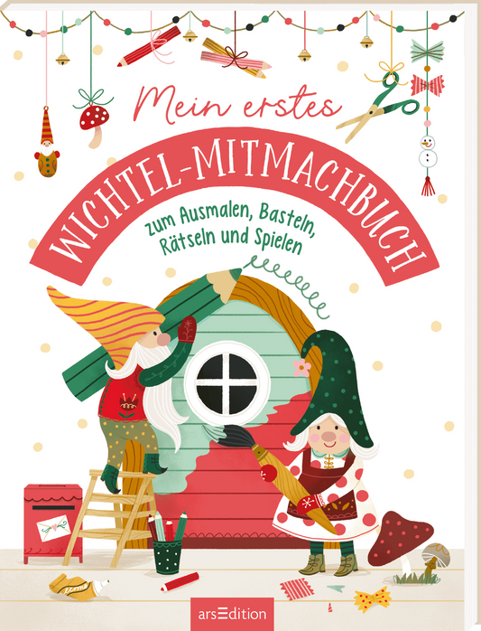 Das Buchcover zeigt zwei fröhliche Wichtel, die an einem bunten Baumhaus arbeiten. Der Wichtel links hat einen gelben Spitzhut und trägt grüne Kleidung, während der Wichtel rechts einen roten Hut und ein rot-weißes Outfit trägt. Oben steht in geschwungener Schrift „Mein erstes WICHTEL-MITMACHBUCH“ in kräftigem Rot, darunter der Untertitel „zum Ausmalen, Basteln, Rätseln und Spielen“ in der gleichen Schriftfarbe. Festliche Dekorationen wie Sterne und Pilze umrahmen das Cover....