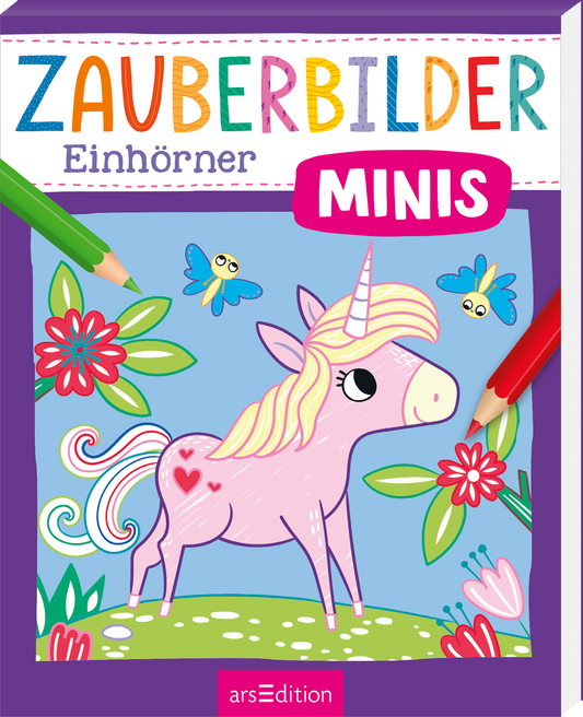 Zu sehen ist die 3D-Ansicht eines Malblocks. Das Cover zeigt einen bunten Hintergrund in lila und setzt sich mit verspielten Elementen auseinander. Im Mittelpunkt steht ein niedliches, rosa Einhorn mit langen, lockigen hellem Haar und einem glitzernden Horn. Um das Einhorn sind fröhliche Blumen, grüne Blätter und zwei kleine, blaue Schmetterlinge angeordnet. Der Titel „ZAUBERBILDER Einhörner Minis“ ist in kräftigen, bunten Buchstaben geschrieben. Buntstifte ragen in das Bild und malen...