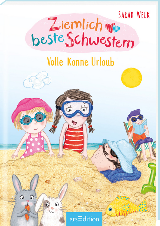 Das Buchcover zeigt eine fröhliche Strandatmosphäre. Im Vordergrund sind drei Kinder: zwei Mädchen mit Sonnenbrillen und einem Jungen, der in einem Liegestuhl sitzt. Die Mädchen buddeln im Sand, während der Junge entspannt ein Buch liest. Die Farben sind leuchtend und sonnenbeschienen, mit Gelbtönen für den Sand und strahlendem Himmel. Der Titel „Ziemlich beste Schwestern“ ist verspielt in bunter Typografie platziert, während „Volle Kanne Urlaub“ darunter in kleinerer Schrift...