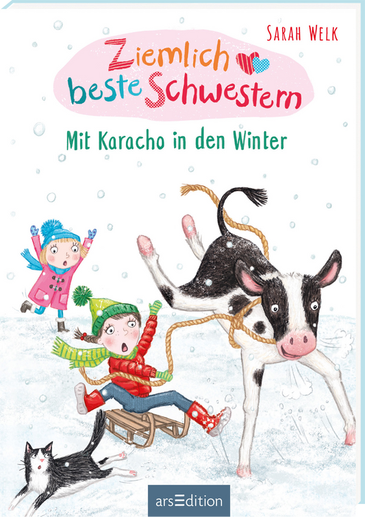 Das Buchcover zeigt eine Winterlandschaft mit Schnee. Zwei Kinder, eines mit blauer und eines mit grüner Mütze und Handschuhen, spielen mit einem Schlitten, der von einer gemusterten Kuh gezogen wird, die auf dem Eis rutscht. Oben steht der Titel „Ziemlich beste Schwestern“ in verspielter Schrift, während der Untertitel „Mit Karacho in den Winter“ in klarer, grüner Schrift darunter zu lesen ist. Die Farben sind hell und einladend. Ganz unten mittig steht der Logoschriftzug von...