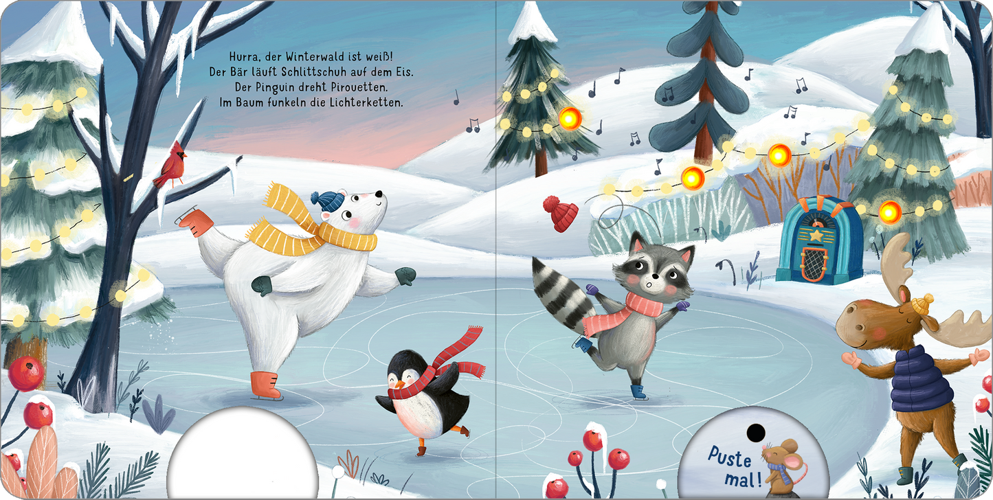 Gezeigt wird eine Innen- oder Zusatzansicht von „Mein liebstes Pustebuch – Hurra, es schneit!“. Die Illustration zeigt eine winterliche Szenerie mit einem tanzenden Bären auf dem Eis, der einen gelben Schal trägt. Ein Pinguin und ein Waschbär sind ebenfalls aktiv, umgeben von schneebedeckten Bäumen und sanften Hügeln. Die Farbpalette besteht aus kalten Blau- und Weißtönen, ergänzt durch warme Akzentfarben in den Tüchern der Tiere. Die Schrift ist freundlich und einladend...