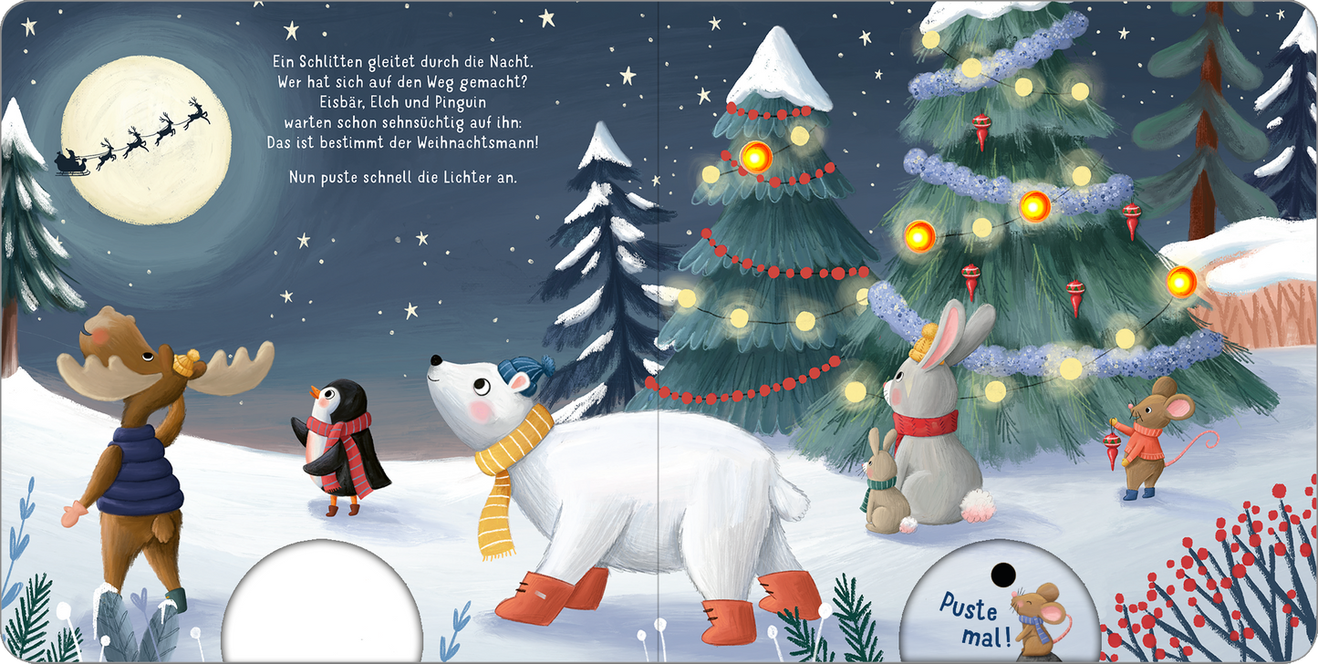 Gezeigt wird eine Innen- oder Zusatzansicht von „Mein liebstes Pustebuch – Hurra, es schneit!“. Die Illustration zeigt eine winterliche Szenerie mit einem hellen Vollmond. Ein lustiger Bär mit einer gelben Mütze bewegt sich im Schnee, während verschiedene Tiere, darunter ein Pinguin und ein Hase, sich um beleuchtete Weihnachtsbäume versammeln. Die Farben sind leuchtend und vielfältig, mit kräftigem Blau, Weiß und grünen Tönen. Die typografische Gestaltung ist verspielt und...