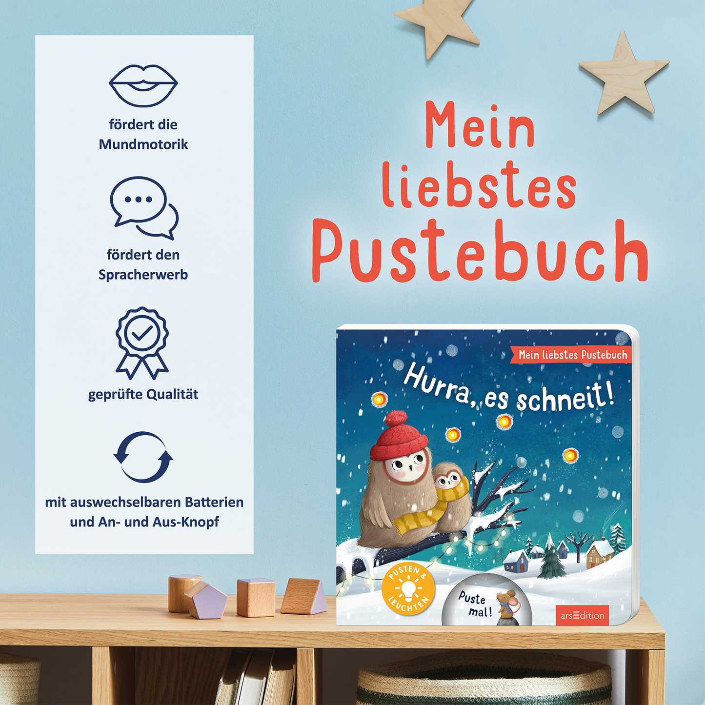 Gezeigt wird eine Innen- oder Zusatzansicht von „Mein liebstes Pustebuch – Hurra, es schneit!“. Der Hintergrund ist hellblau, während der Titel in kräftigem Rot und die Illustrationen in warmen Farben gehalten sind. Zu sehen sind ein Wintermotiv mit einer Eule und einem kleinen Vogel, die unter Schneeflocken stehen. Links sind Icons abgebildet, die die Förderung von Mundmotorik und Sprachentwicklung symbolisieren, ergänzt durch das Qualitätssiegel. Die Schriftarten sind freundlich...