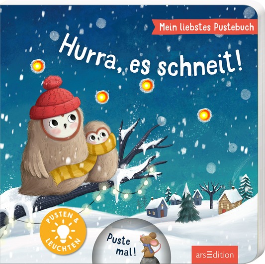 Das Buchcover zeigt zwei niedliche Eulen, eine große mit rotem Hut und halber Eule mit gelber Schal, die auf einem schneebedeckten Ast sitzen und auf eine winterliche Landschaft blicken. Über ihnen schneit es, und orangefarbene, leuchtende Sonnenpunkte sind im Himmel verteilt. Der Titel „Hurra, es schneit!“ ist in fröhlicher, weißer Typografie oben mittig platziert, während ein blauer Button mit „Pusten & Leuchten“ und ein weiterer grauer Button mit „Puste mal!“ am unteren...