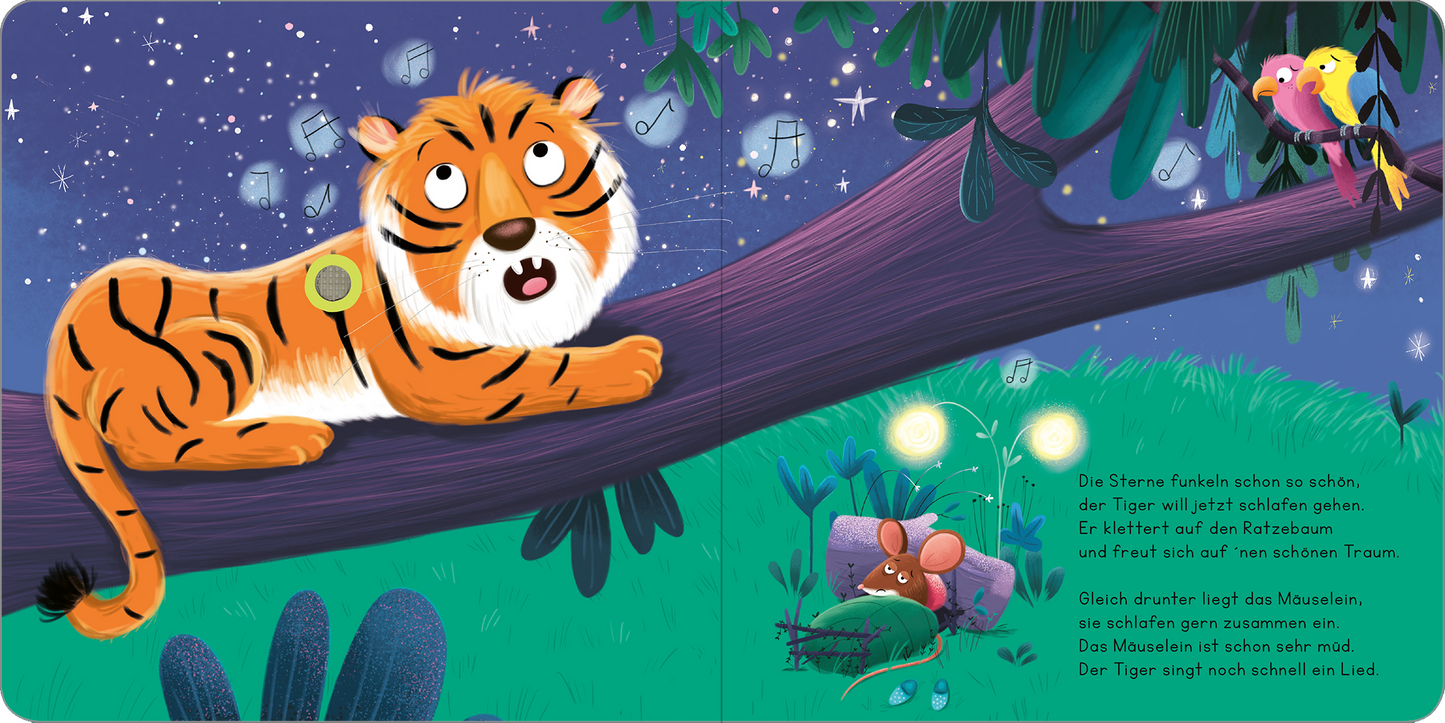 Gezeigt wird eine Innen- oder Zusatzansicht von „Tiger, jetzt ist aber Schlafenszeit!“. Der bunte Tiger sitzt auf einem Baumast unter einem sternenübersäten Himmel. Die Farben sind lebhaft, mit einem warmen Gelbton für den Tiger und einem tiefen Blau für den Himmel. Es sind grüne Pflanzen und leuchtende Glühbirnen im Hintergrund zu sehen. Die Typografie ist verschnörkelt und kindgerecht, mit abwechselnd großen und kleinen Buchstaben. Der Text auf der rechten Seite beschreibt die...