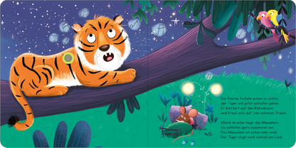 Gezeigt wird eine Innen- oder Zusatzansicht von „Tiger, jetzt ist aber Schlafenszeit!“. Der bunte Tiger sitzt auf einem Baumast unter einem sternenübersäten Himmel. Die Farben sind lebhaft, mit einem warmen Gelbton für den Tiger und einem tiefen Blau für den Himmel. Es sind grüne Pflanzen und leuchtende Glühbirnen im Hintergrund zu sehen. Die Typografie ist verschnörkelt und kindgerecht, mit abwechselnd großen und kleinen Buchstaben. Der Text auf der rechten Seite beschreibt die...